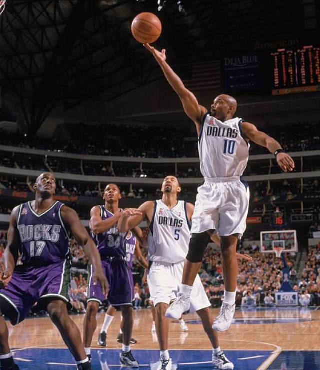 赛事战况层出不穷，战术变化令人眼花缭乱