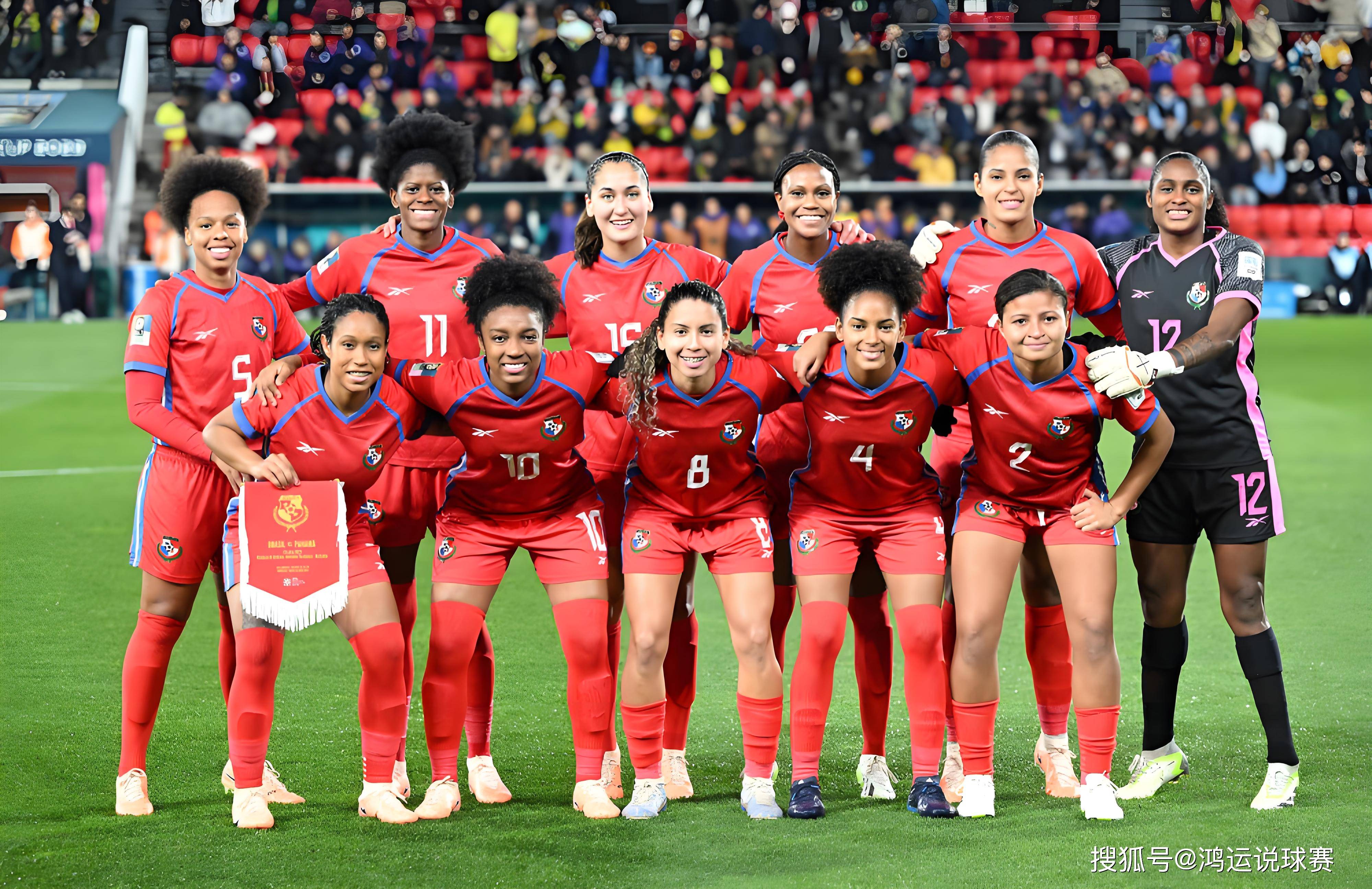 女足比赛中球队合作默契，取得胜利