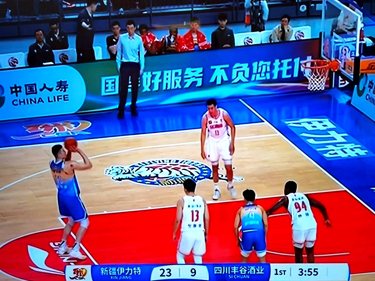 比赛中各队球员实力均衡，胜负悬念